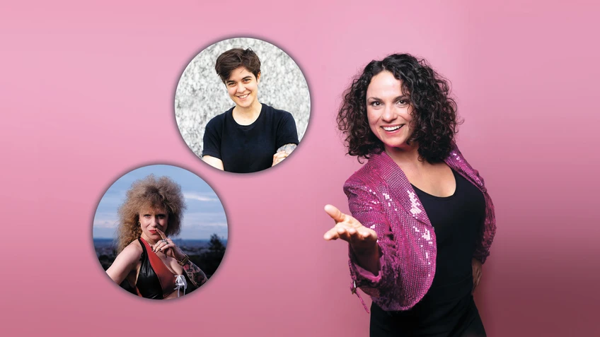 Vor rosa Hintergrund streckt Antonia Stabinger in glitzerndem pinken Blazer freundlich die Hand zur Kamera aus, während links daneben zwei runde Porträts weiterer Frauen eingeblendet sind – Marlene Engelhorn lächelnd mit kurzem Haar, Ankathie Koi im 80er‑Jahre‑Look mit voluminöser Frisur.