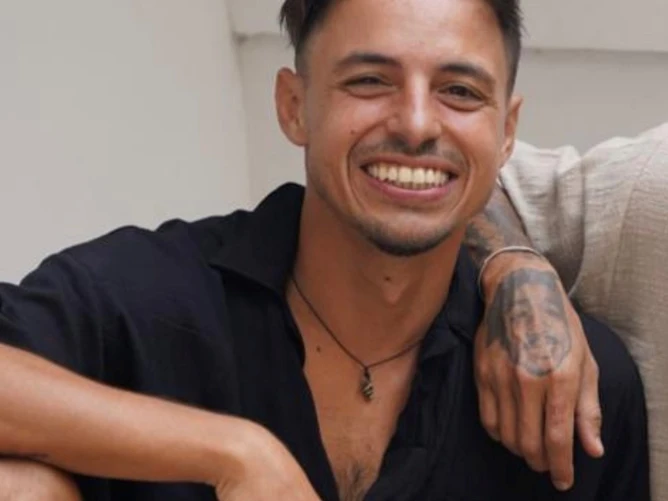 Porträtfoto von Tänzer, Künstler und Choreograf Kirin Espana, der entspannt in die Kamera lächelt.