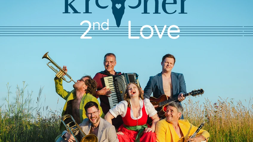 Musiker auf einer grünen Wiese unter blauem Himmel