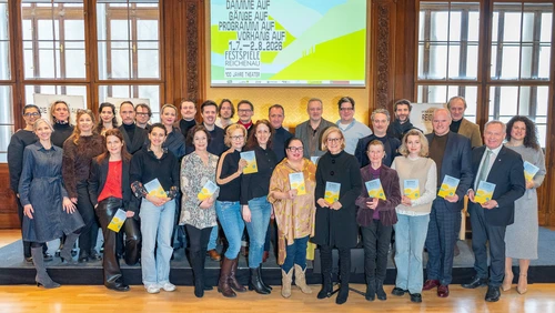 Gäste aus Ensemble, Vertreter*innen von Land und Gemeinde Reichenau bei der Programmpräsentation 2026