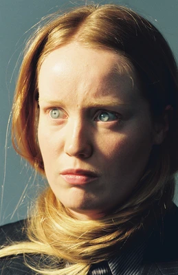 Nahaufnahme einer Frau mit blauen Augen und rotblonden Haaren mit hypnotisierendem Blick