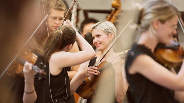 Musiker:innen der Grafenegg Academy Backstage am Wolkenturm