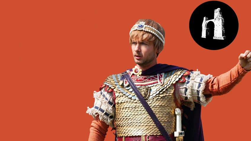 Person in detailreicher römischer Rüstung, das Logo der Römerstadt Carnuntum und roter Hintergrund.