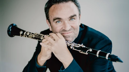 Jörg Widmann hält eine Klarinette