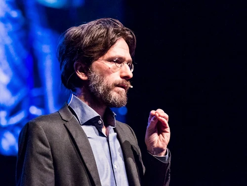 Foto von David Monacchi auf einer Bühne