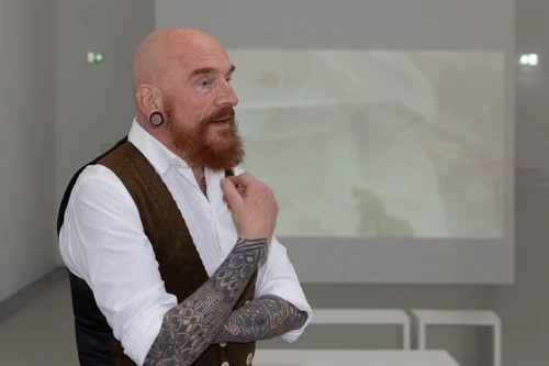 Kurator Andreas Hoffer in der Ausstellung Mohsin Shafi