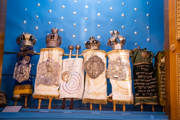 Toraschrein in der Seitenstettengasse Wien mit geschmückten Torarollen.