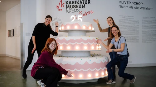 Jubiläumstorte im Karikaturmuseum