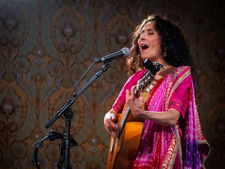 Timna Brauer mit Gitarre