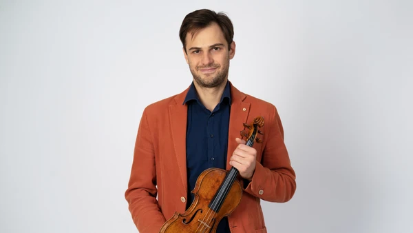 Portraitfoto von Kirill Maximov mit Violine