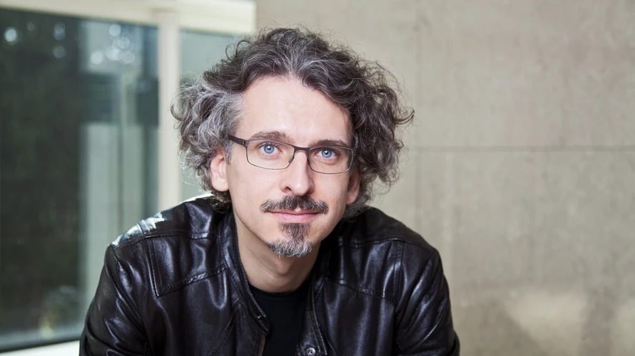 Mann mit Bart und blauen Augen