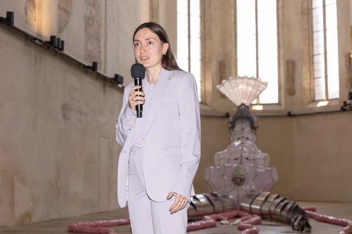 Künstlerin Julia Belova vor ihrer Installation in der Dominikanerkirche Krems
