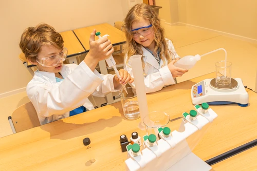 Die Kinder experimentieren beim Wasserchemie-Workshop mit verschiedenen Forschungsmaterialien. 