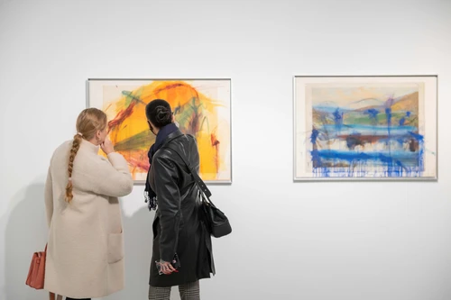 Besucherinnen und Besucher betrachten Kunstwerke im Arnulf Rainer Museum