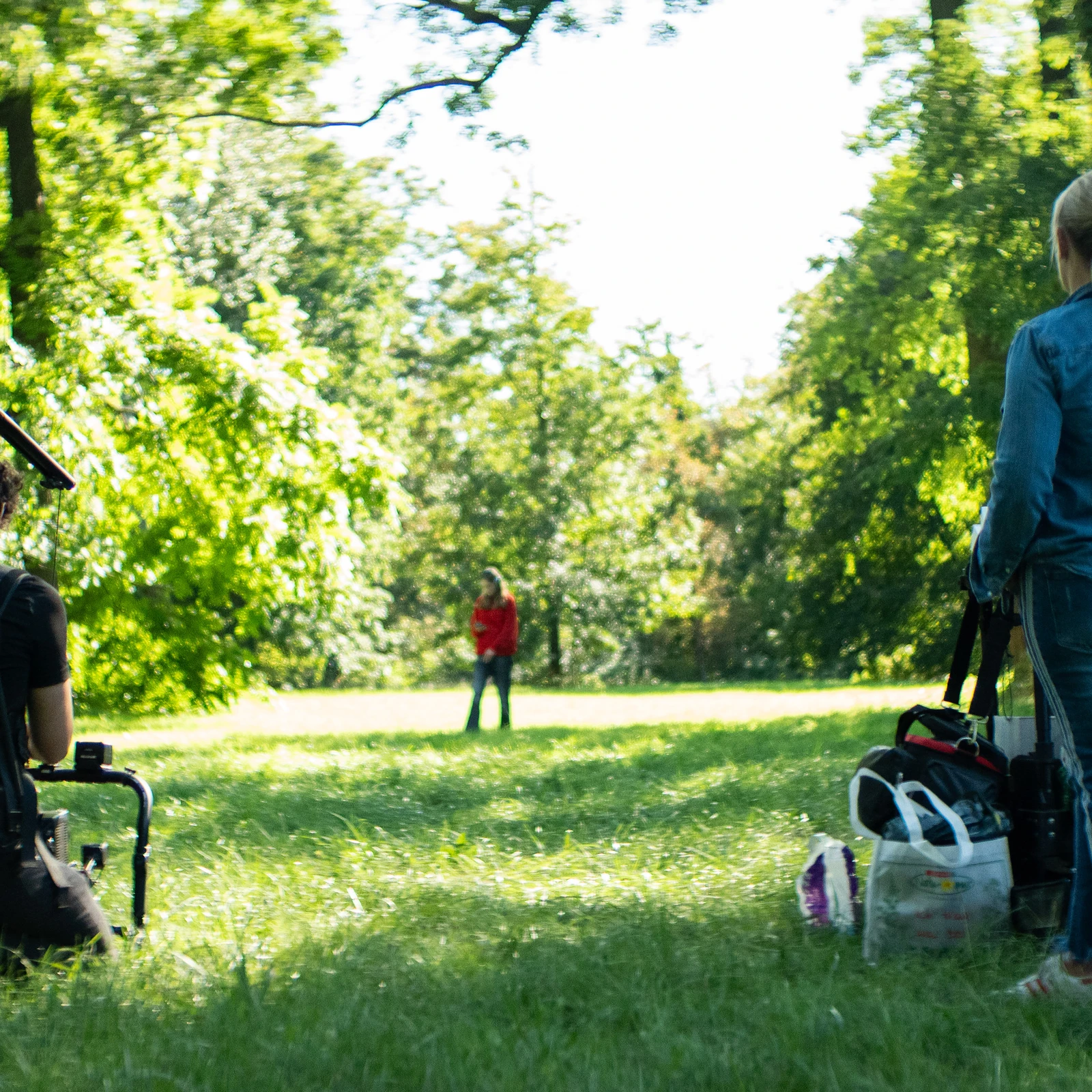 Mädchen mit Kopfhörern bei einem Filmset im Park