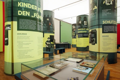 Ansicht der Ausstellung "Kinder des Krieges - Aufwachsen zwischen 1938 und 1955"