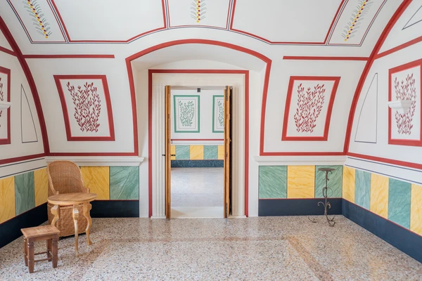 New bathhouse facilities, walls painted in the Roman style, a door leading to the tepidarium 