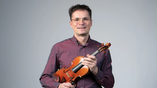 Portraitfoto von Alexander Gheorghiu mit Violine