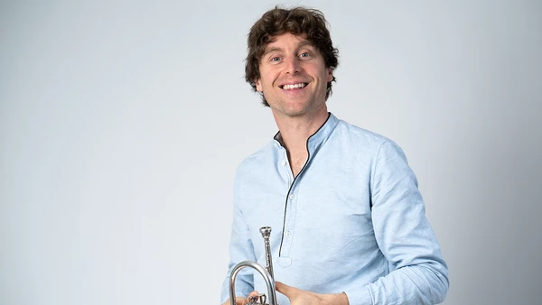 Portraitfoto von Thomas Bachmair mit Trompete