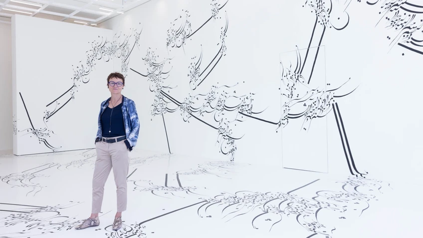 Direktorin Gerda Ridler in der Installation von Parastou Forouhar