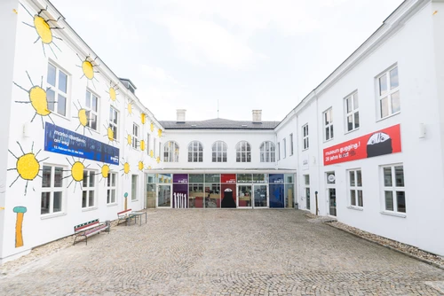 museum gugging von außen an einem grauen Tag 