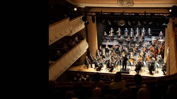 Orchester auf einer Bühne