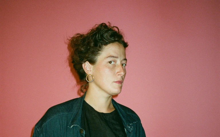 Portraitfoto von Sara Ostertag