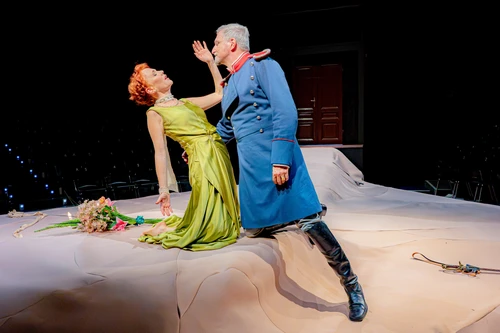 Die Schauspielerin (Stefanie Dvorak), Der Graf (Stefan Jürgens) beide knieend in enger Pose