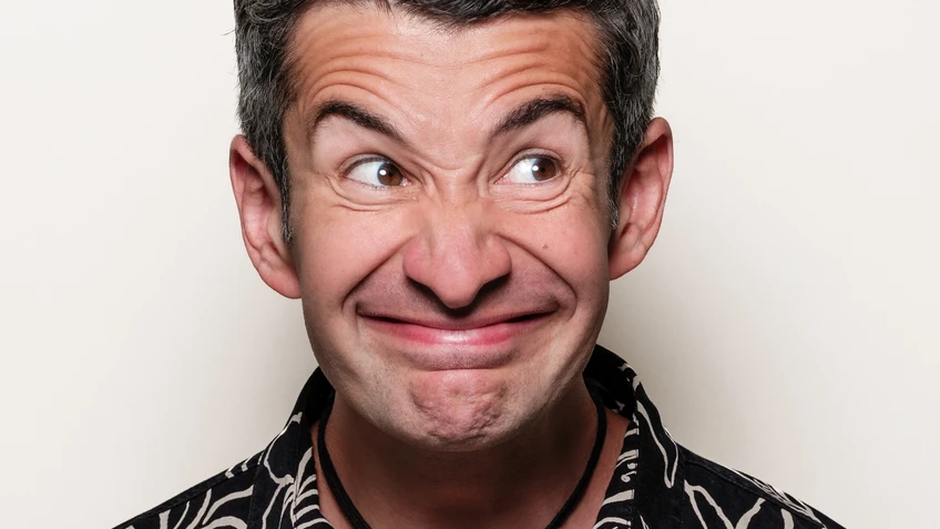 Mann mit lustigem Grinsen