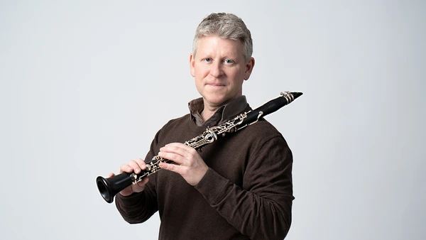 Portraitfoto von Stefan Vohla mit Klarinette