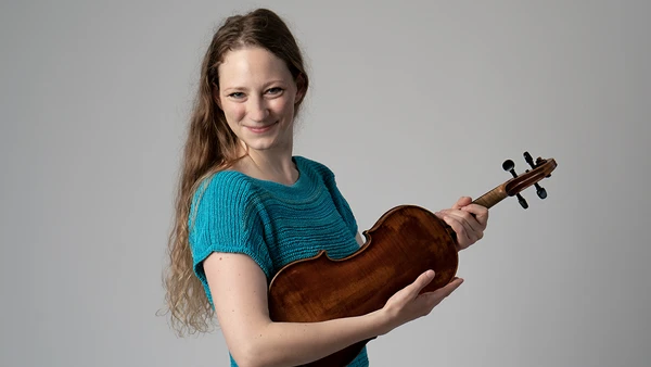 Portraitfoto von Veronika Wincor mit Violine