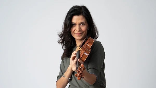 Portraitfoto von Evelina Ivanova mit Violine