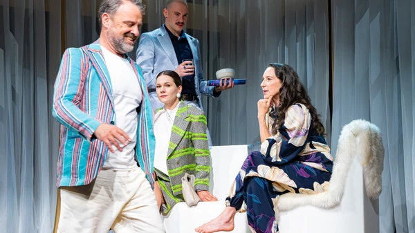 Szenenbild "Der Gott des Gemetzels": Michel Houillé (Juergen Maurer), Annette Reille (Lilith Häßle), Alain Reille (Tim Werths), Véronique Houillé (Maria Köstlinger)