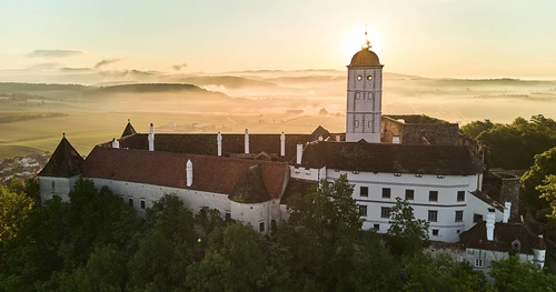 Die Schallaburg im Sonnenaufgang. Ein Renaissancejuwel aus dem 16. Jahrhundert: die Schallaburg.