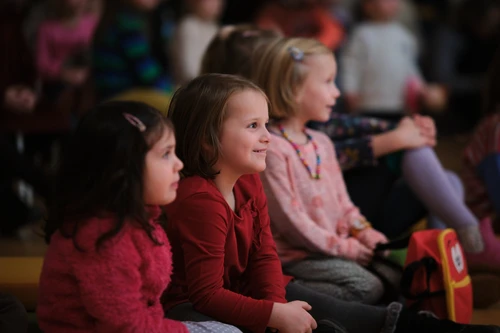 Kinder lächeln und schauen alle in eine Richtung