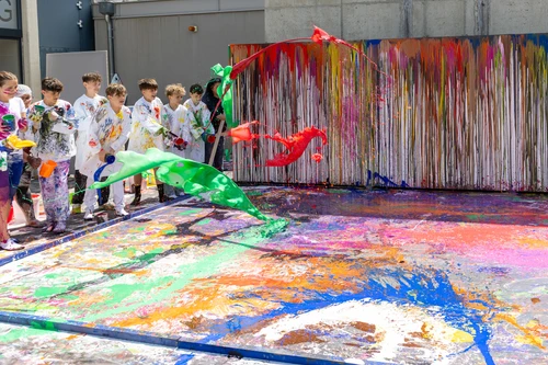 Malaktion mit Schüler:innen auf der Piazza des nitsch museums Mistelbach