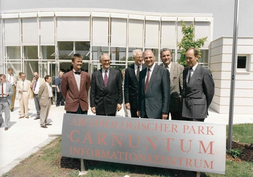 Eröffnung des Archäologischen Parks Carnuntum 1996, Erwin Pröll mit Funktionären und Franz Humer vor dem Besucherzentrum 