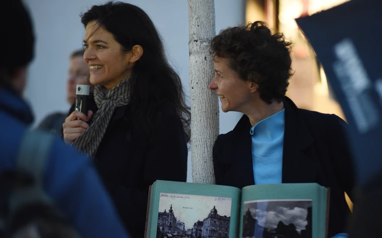 Julia Engelmeyer (mit Mikrophon) und Bettina Kerl (mit Buch in der Hand) beim Stadtspaziergang
