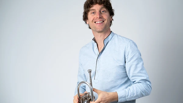 Portraitfoto von Thomas Bachmair mit Trompete