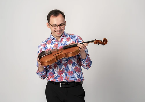 Portraitfoto von Anton Borusan mit Viola