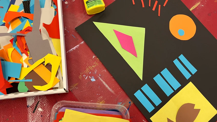 Ein Blatt Papier mit bunten Formen drauf