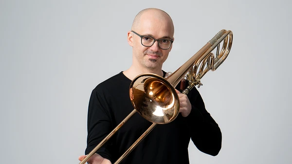 Portraitfoto von Andreas Eitzinger mit Trompete