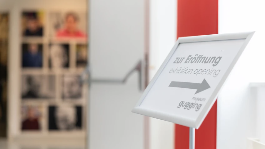 ein Schild mit Pfeil deutet nach rechts, im Schild liest man zur Eröffnung im museum