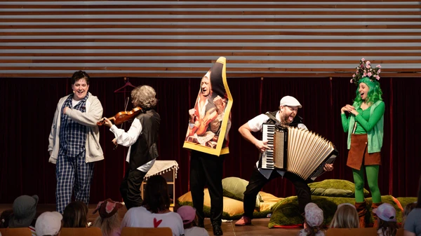 Szenenfotos "Die Vver Jahreszeiten": Anton Forst, ein Dichter (Jakob Semotan), Violine: Aliosha Biz, Vivaldi (Nicolaus Hagg), Akkordeon: Helmut Thomas Stippich, Azalee Zimmer (Paula Nocker); 