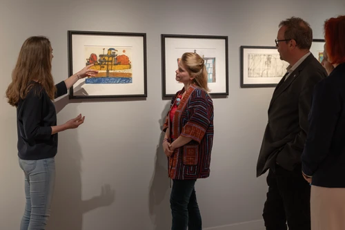 Szene aus der Dauerausstellung im Museum Gugging mit Besucher*innen