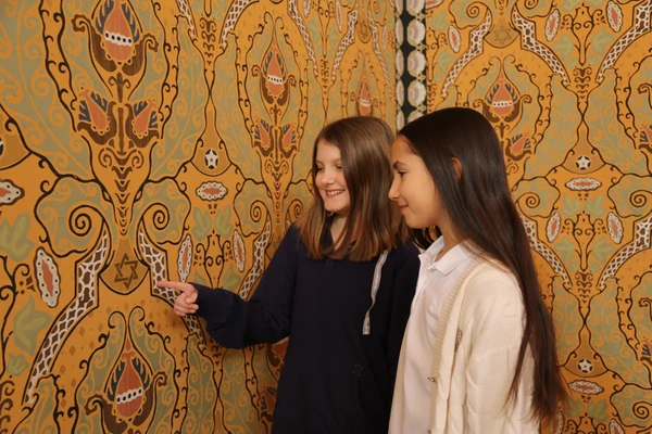 Innenansicht der Ehemaligen Synagoge St. Pölten mit Besucherinnen