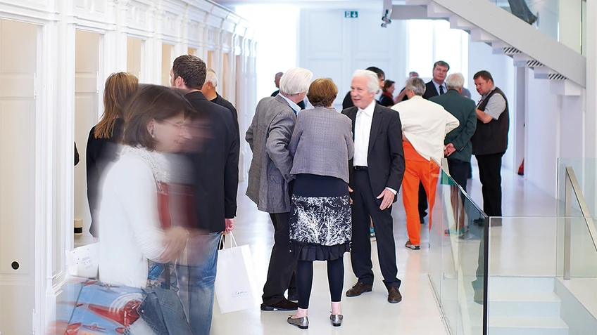 Besucher und Besucherinnen in den Ausstellungsräumen des Arnulf Rainer Museums.