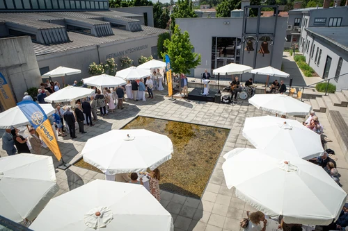 Menschen mit Schirmen auf einer Piazza