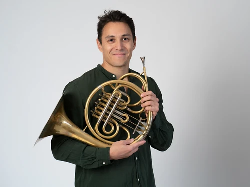 Mann mit Waldhorn in der Hand