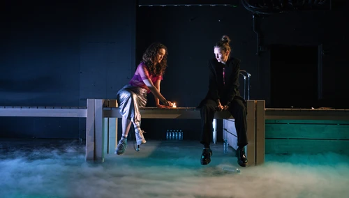 Szenenfoto DER MUND WENN ER KIPPT IST EIN TEICH